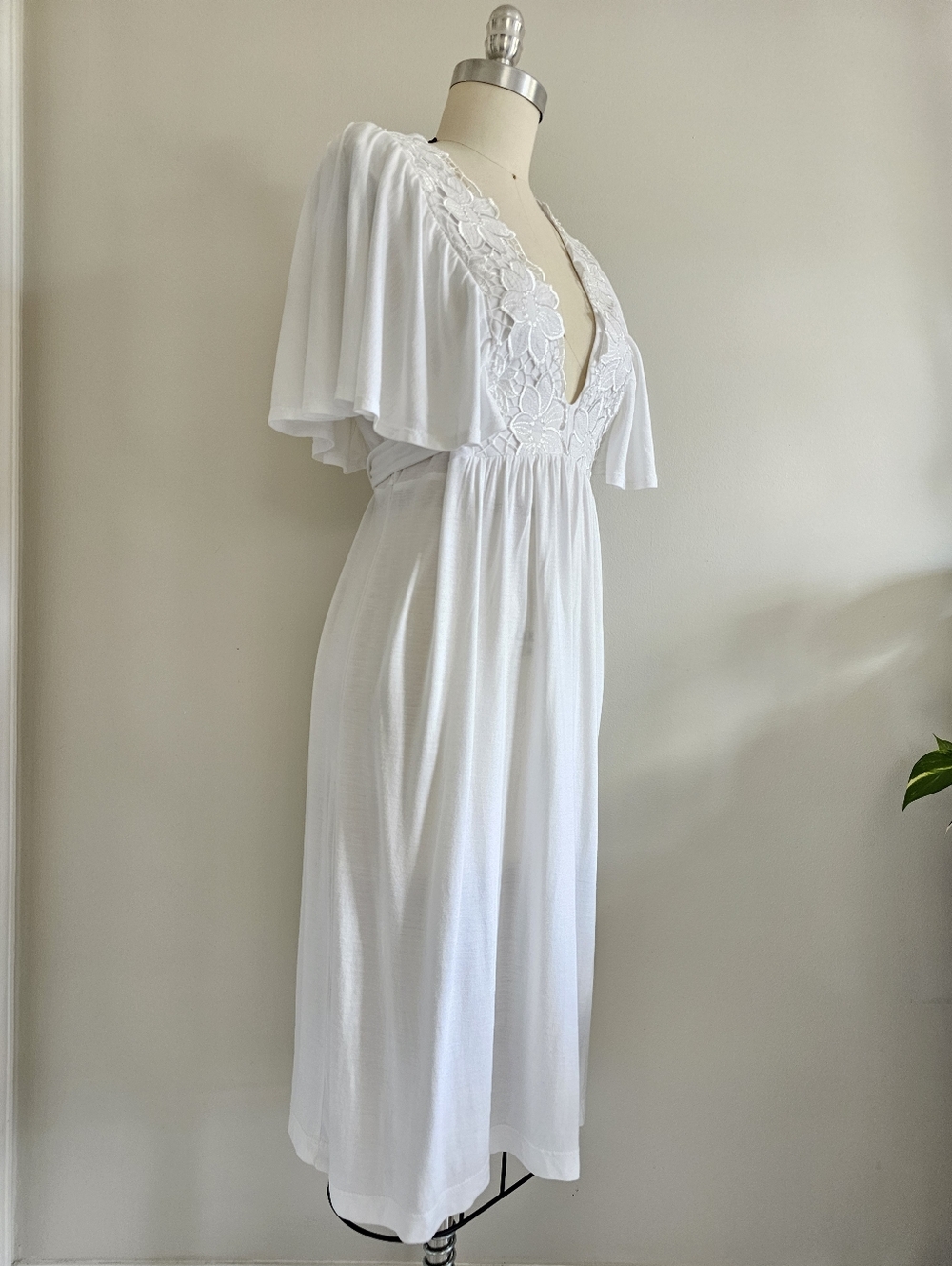 H&M white lace trimmed stretch jersey dress with flutter sleeves - Picture 2 of 16
